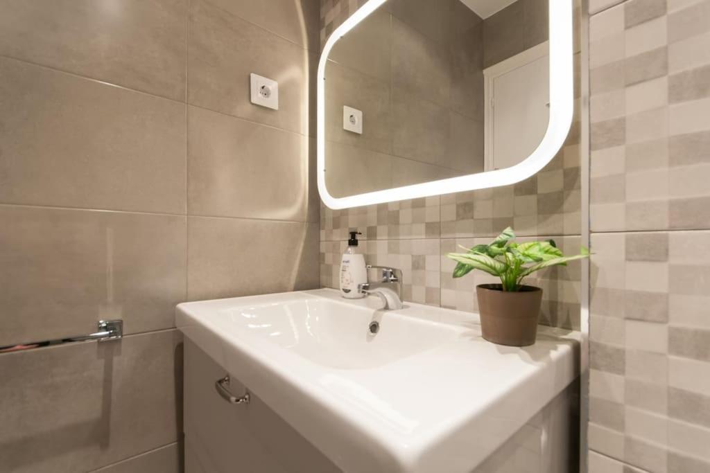 Apartment Charm And Privacy In Gothic Quarter - By Myrentalhost Barcelona